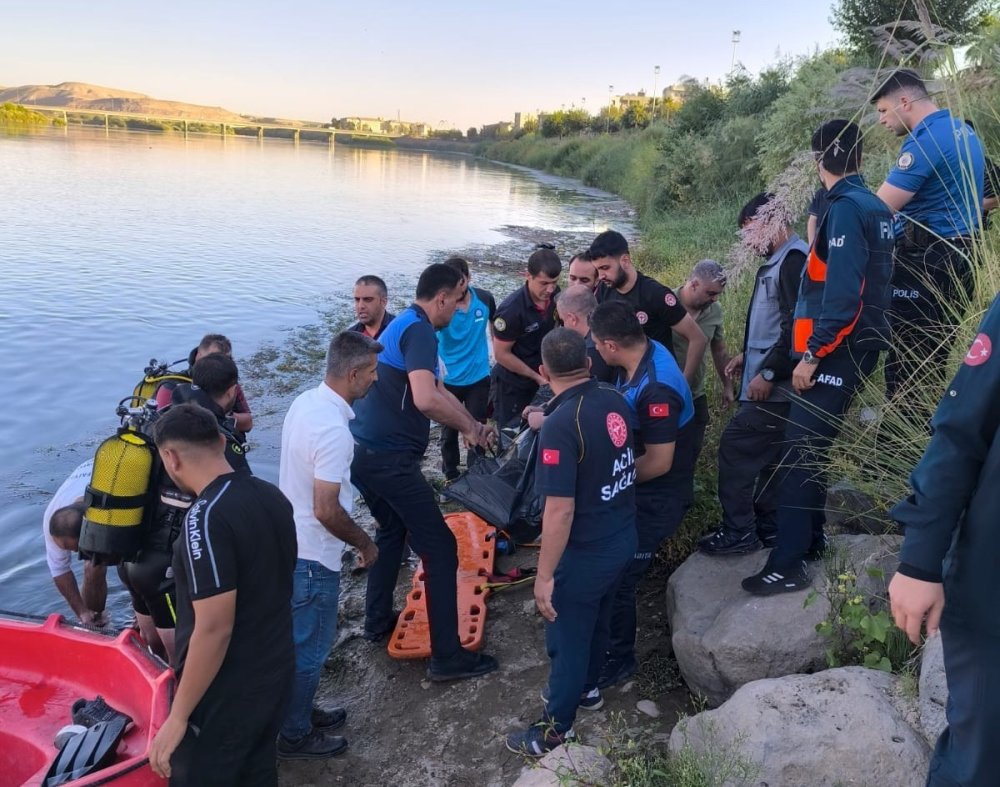 Cizre’de köprüden Dicle Nehri'ne atlayan gencin cansız bedenine ulaşıldı