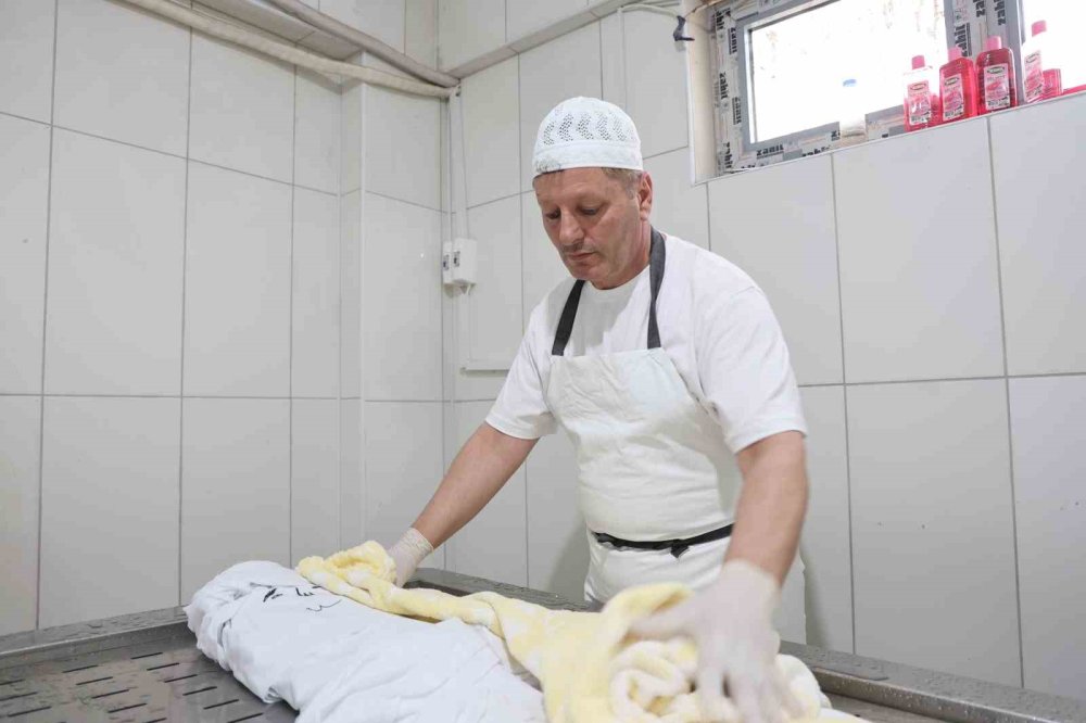 19 yıllık gassal, cenazenin nasıl yıkanacağını uygulamalı olarak anlattı