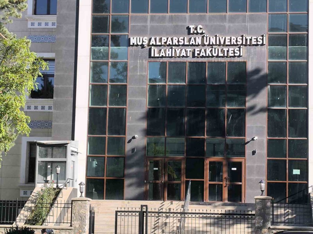 Alparslan Üniversitesi’nde engelli vatandaşlardan "çalışmayan asansör" tepkisi