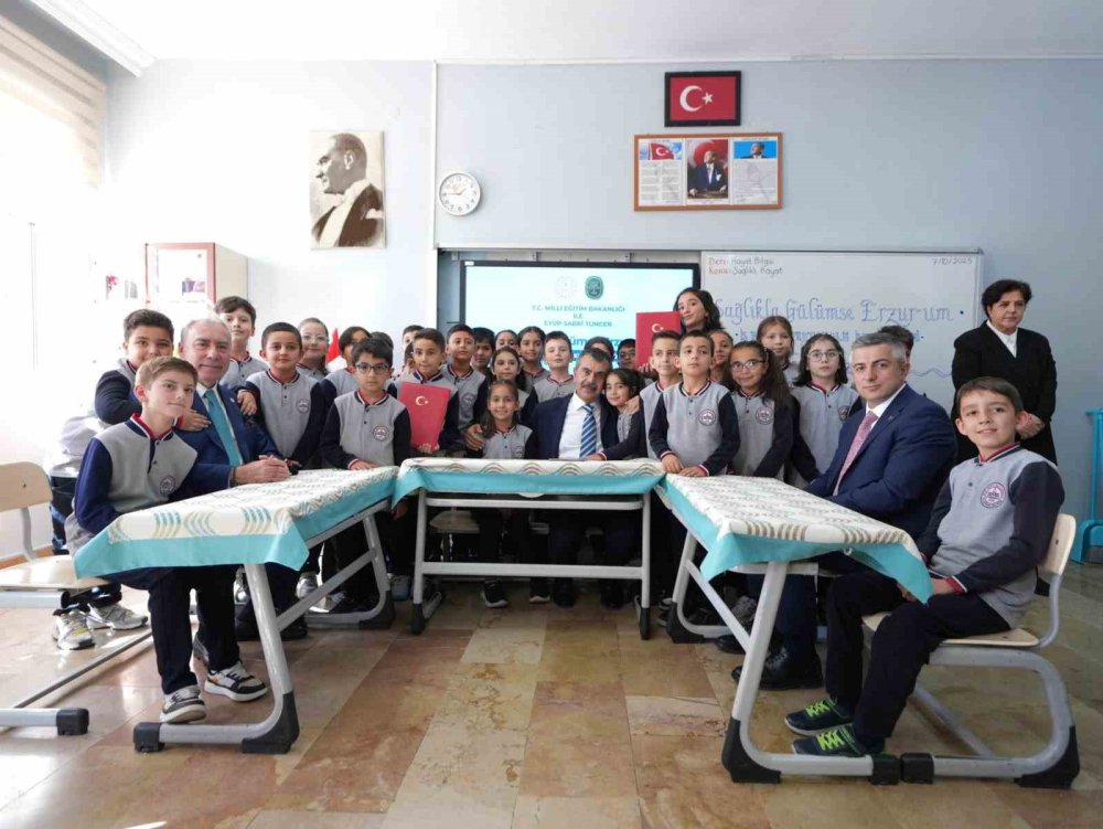 Bakan Tekin, çocukların ip çekme yarışına katıldı, onlarla yakan top oynadı