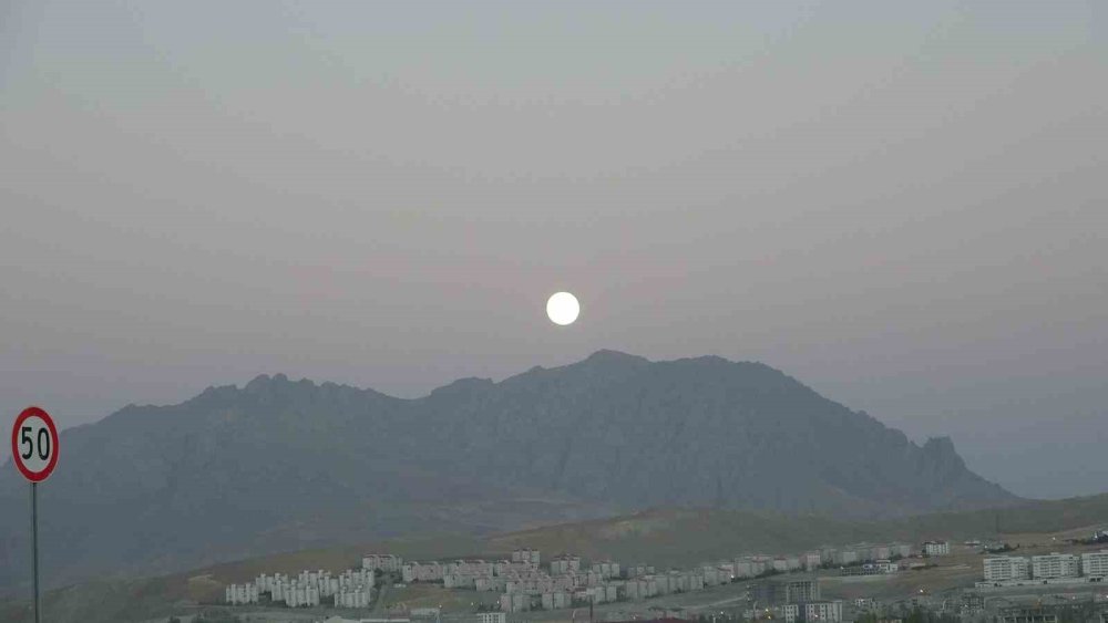 Erek Dağı dolunayda görsel şölen oluşturdu