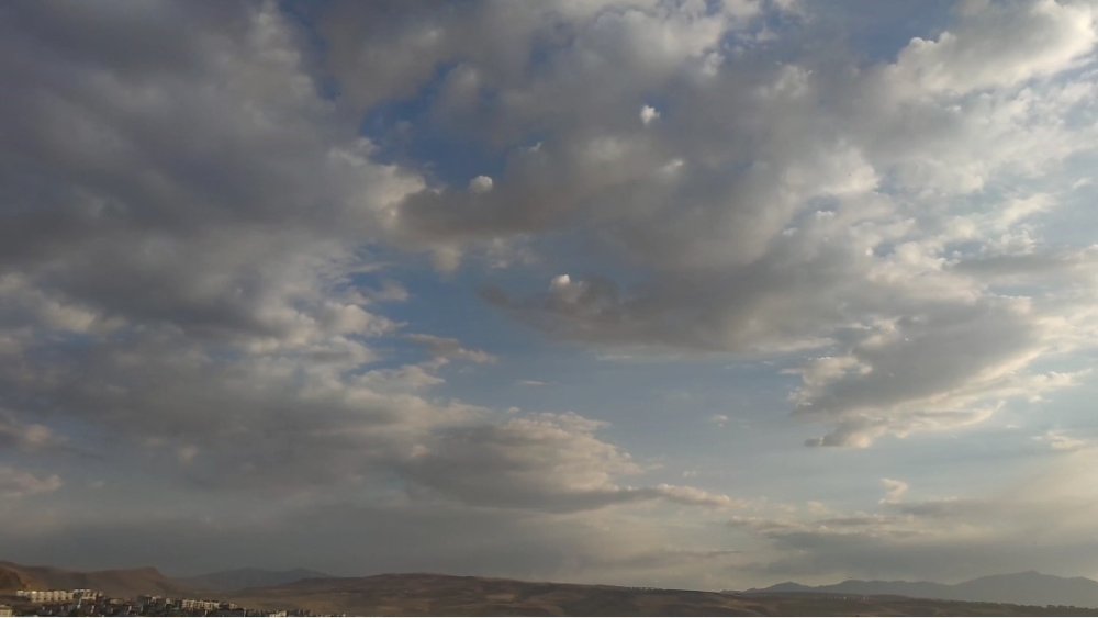 Van semalarındaki bulut geçişleri seyri güzel manzaralar oluşturdu