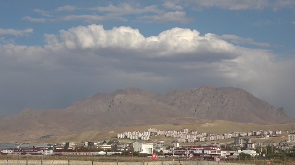 Van semalarındaki bulut geçişleri seyri güzel manzaralar oluşturdu