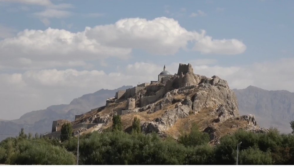 Van semalarındaki bulut geçişleri seyri güzel manzaralar oluşturdu