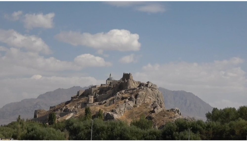 Van semalarındaki bulut geçişleri seyri güzel manzaralar oluşturdu