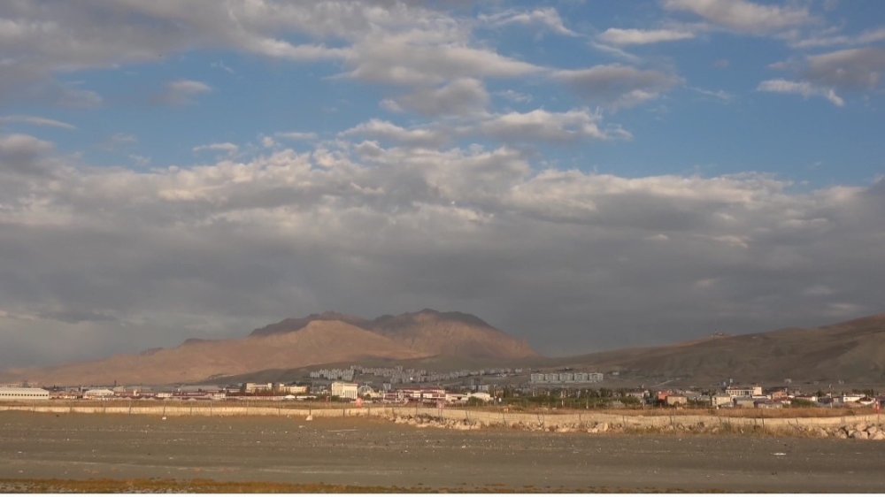 Van semalarındaki bulut geçişleri seyri güzel manzaralar oluşturdu