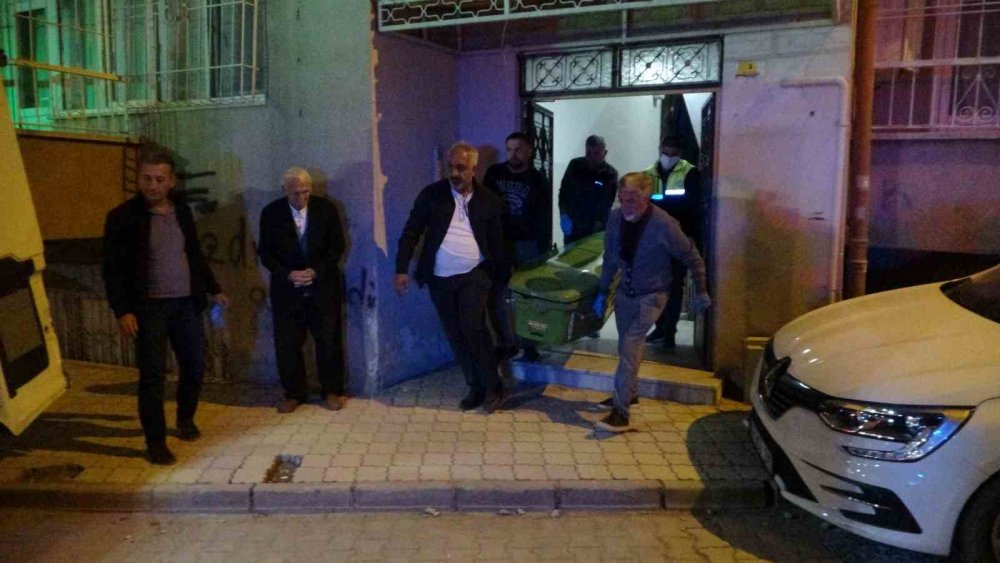 83 yaşındaki adam evinde ölü bulundu