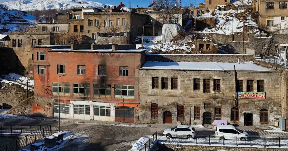Bitlis’teki metruk binalar yıkılıyor