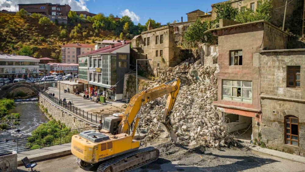 Bitlis’teki metruk binalar yıkılıyor