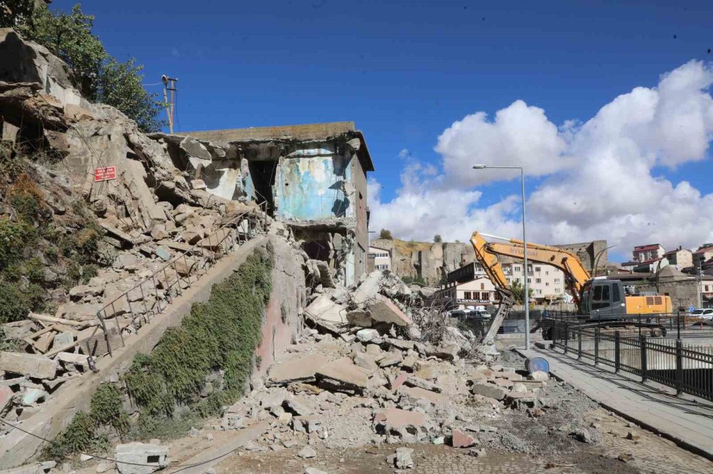 Bitlis’teki metruk binalar yıkılıyor