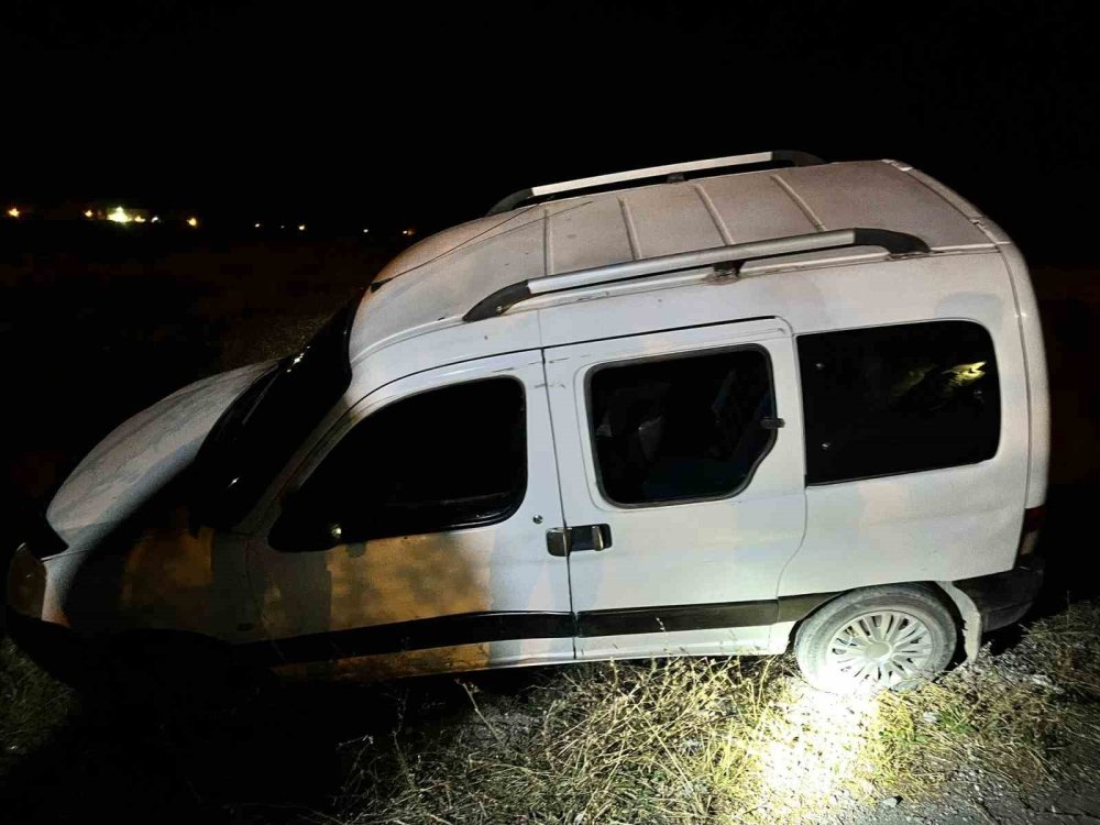 Van’da hafif ticari araç takla attı: 2 yaralı