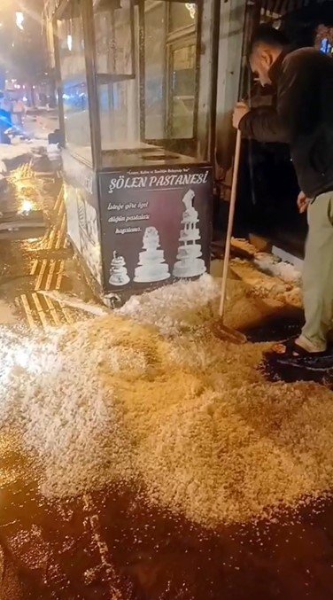 Bitlis'te dolu yağışı cadde ve sokakları beyaza bürüdü