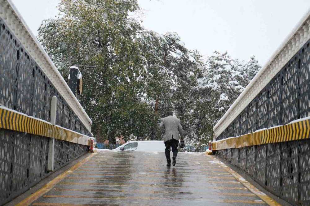 Erzurum güne kar ile uyandı