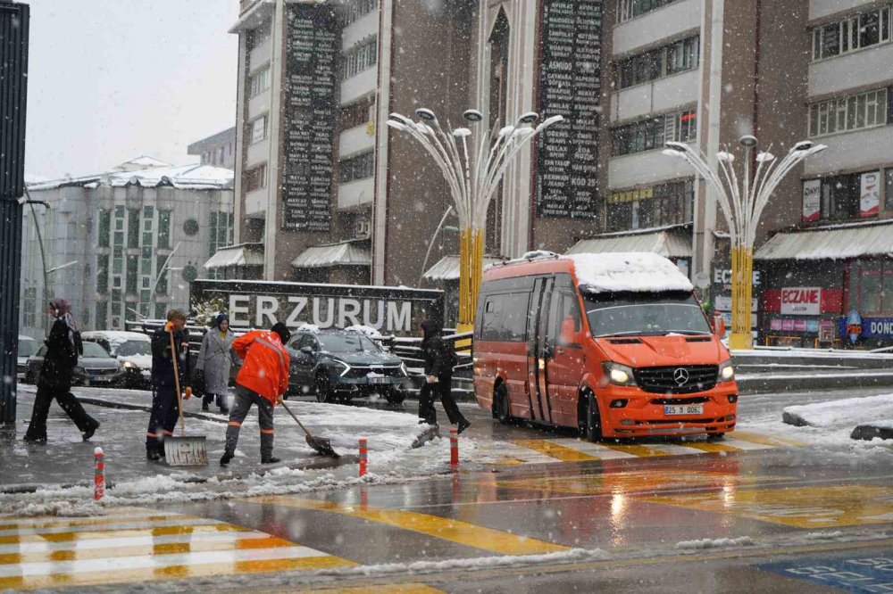 Erzurum güne kar ile uyandı