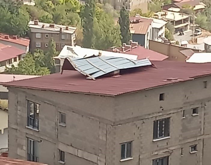 Hakkari’de şiddetli rüzgar çatılara zarar verdi