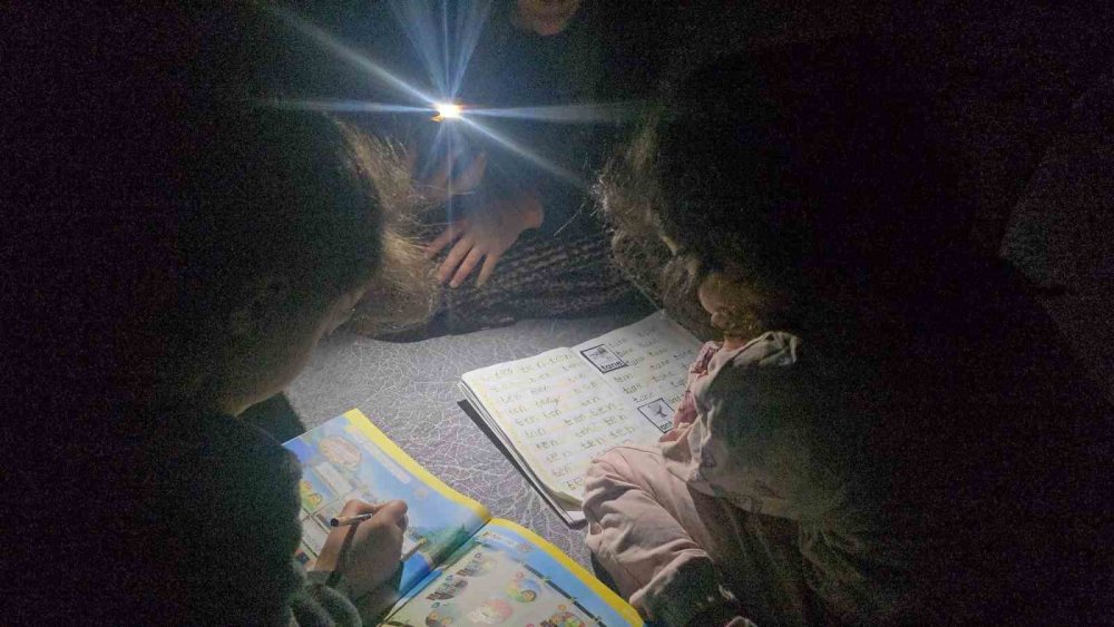 Hakkari’de telefon ışığıyla ders: Akbay ailesi elektrik istiyor