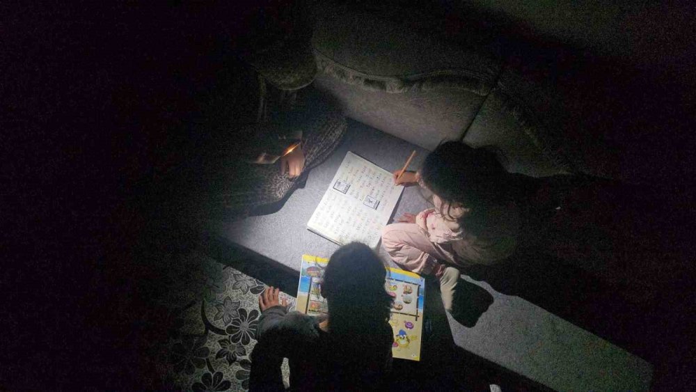 Hakkari’de telefon ışığıyla ders: Akbay ailesi elektrik istiyor