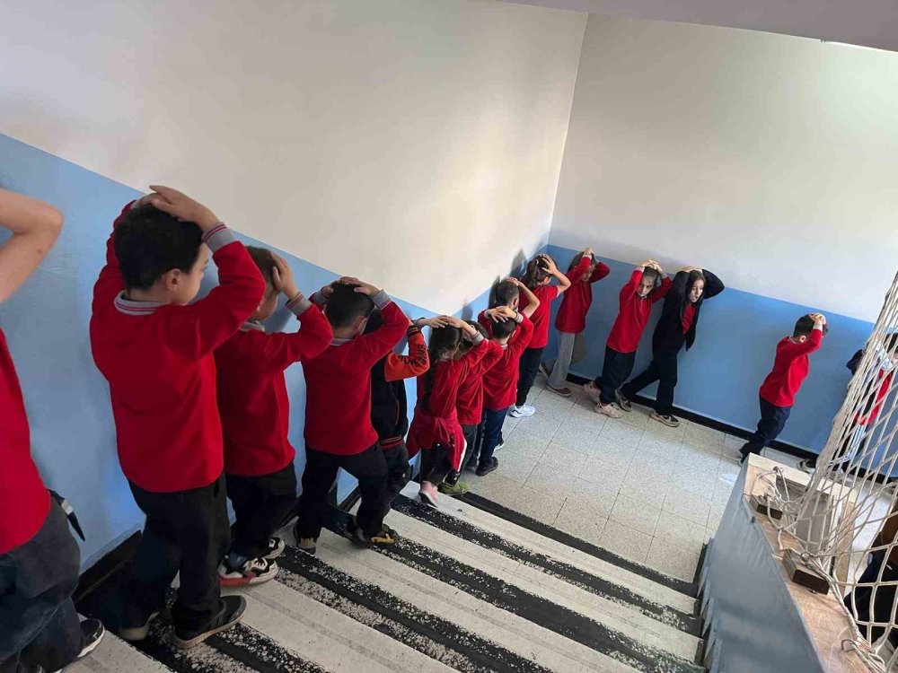 Bingöl’de 54 okulda deprem tatbikatı