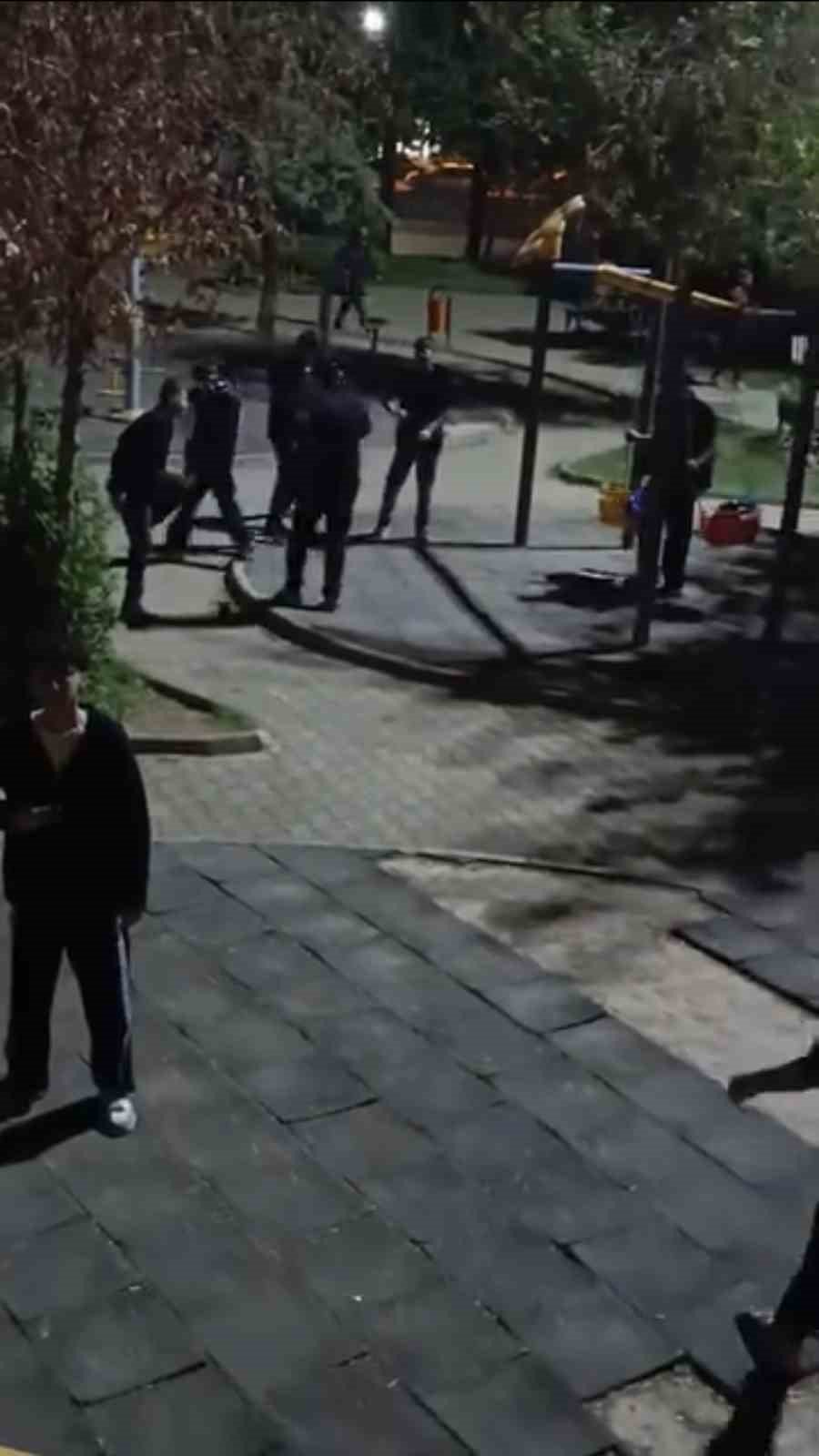Kızıltepe'de bir grup genç, çocuk parkındaki oyuncaklara zarar verdi