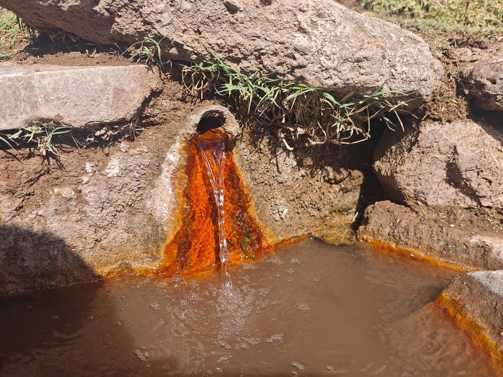 Şifalı suya ulaşmak isteyenler kilometrelerce yol yürüyor