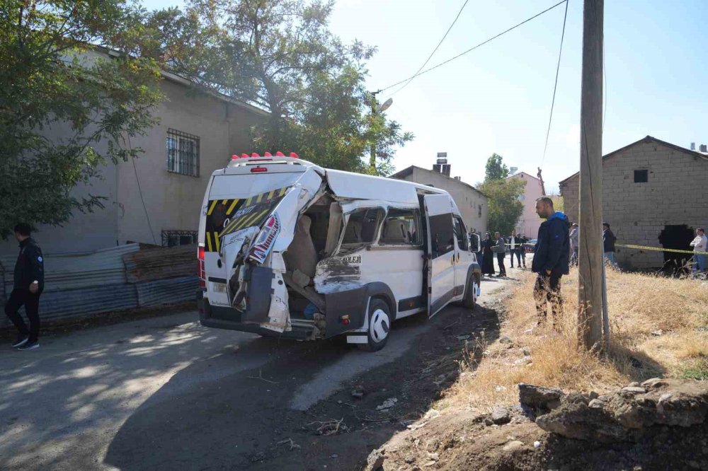 Tren öğrenci servisine çarptı: 17 yaralı
