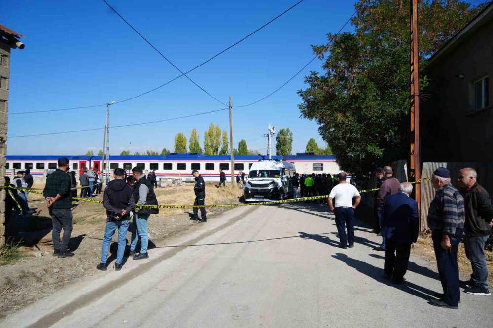 Tren öğrenci servisine çarptı: 17 yaralı