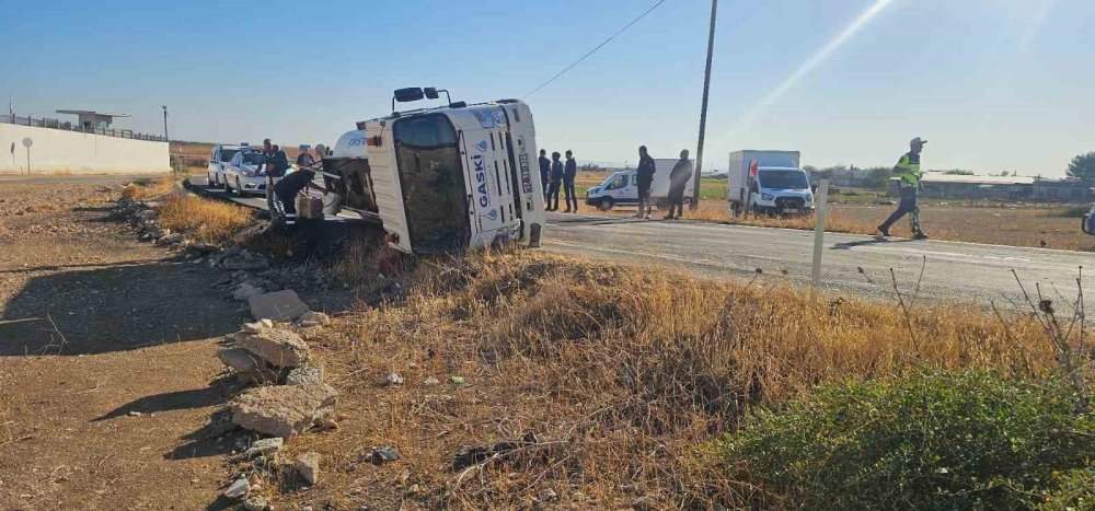 Antep’te devrilen yakıt tankerinin sürücüsü yaralandı: İtfaiye önlem aldı