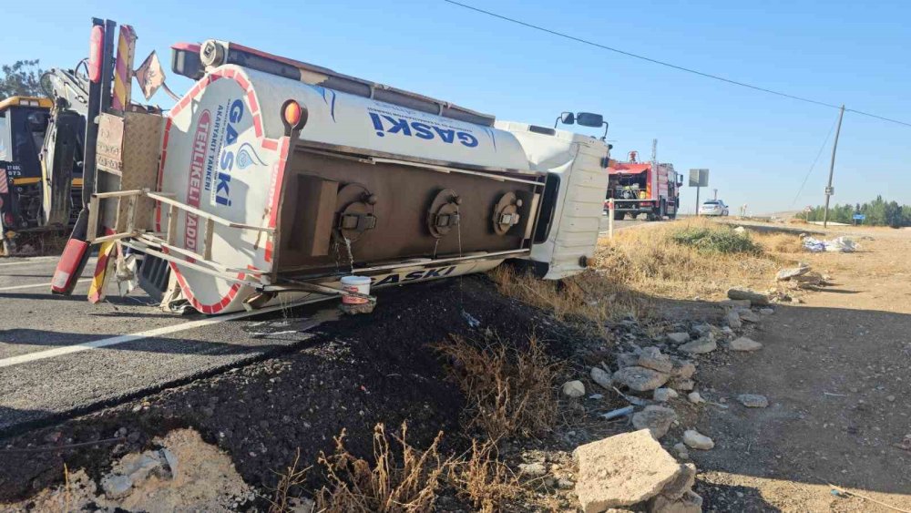 Antep’te devrilen yakıt tankerinin sürücüsü yaralandı: İtfaiye önlem aldı
