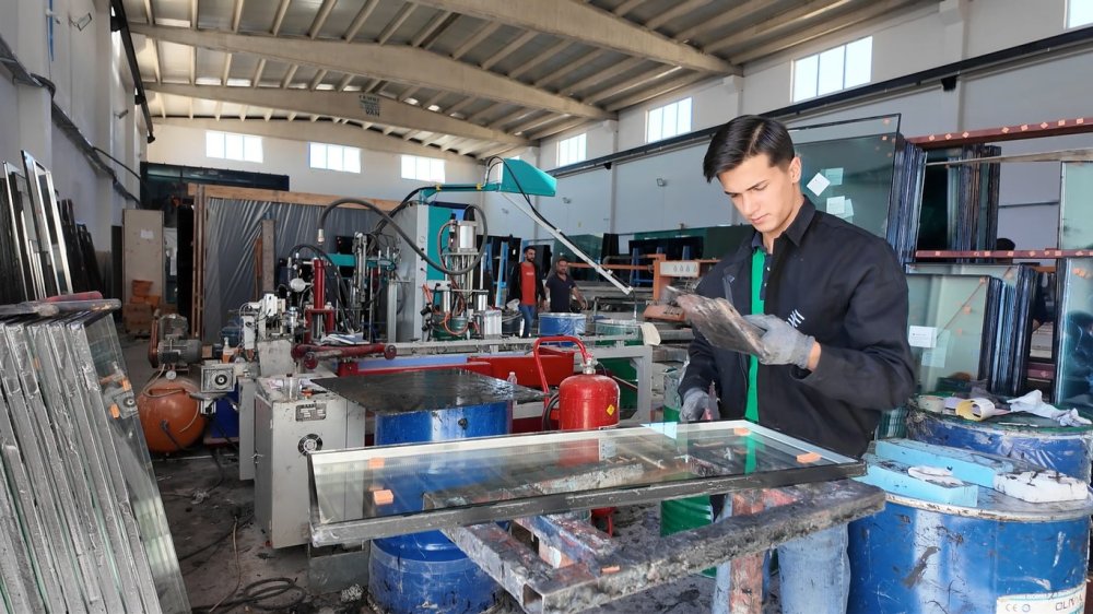 Erciş’te kurulan cam atölyesi bölgenin ihtiyacını karşılıyor