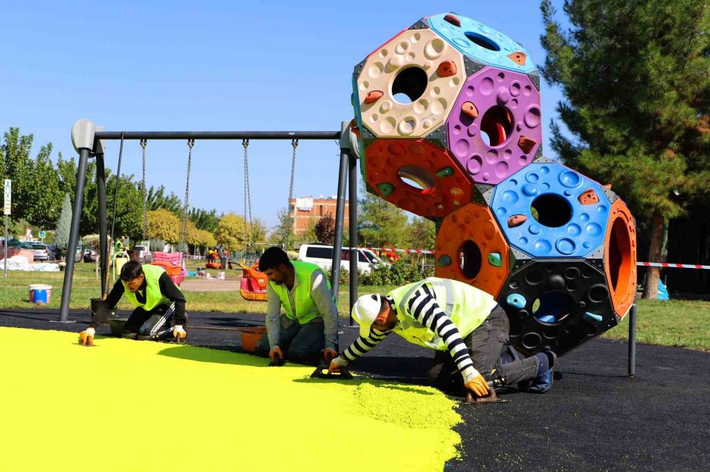 Diyarbakır'da parklardaki çocuk oyun ve spor alanları yenileniyor