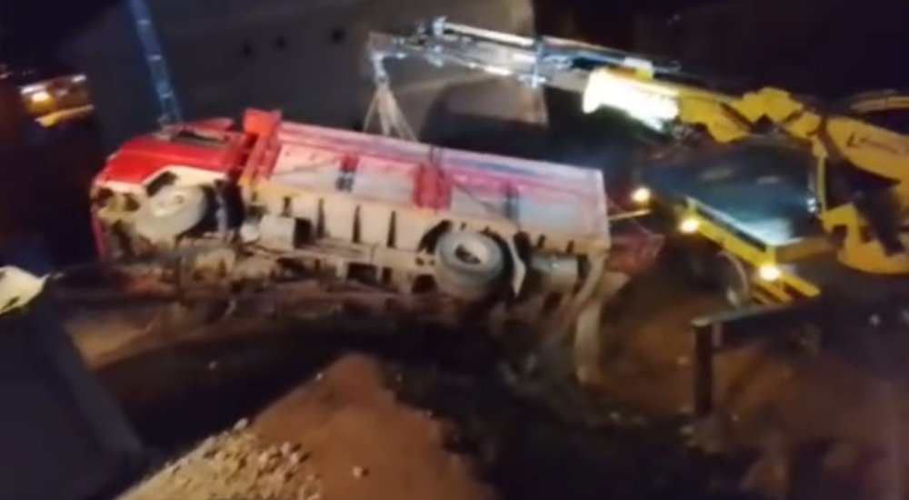 Yüksekova’da odun yüklü kamyonet devrildi