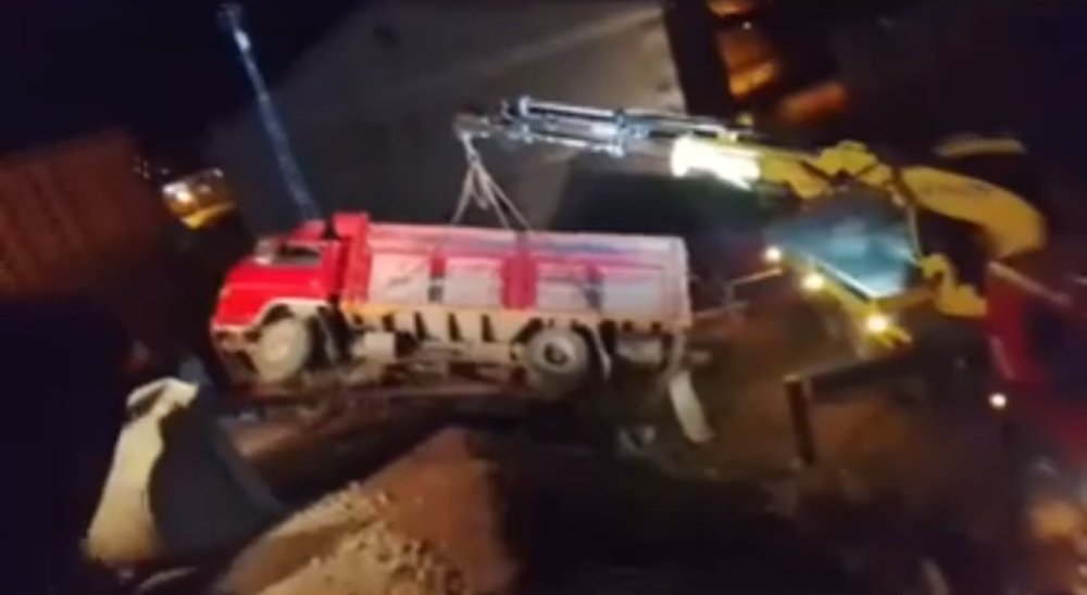 Yüksekova’da odun yüklü kamyonet devrildi