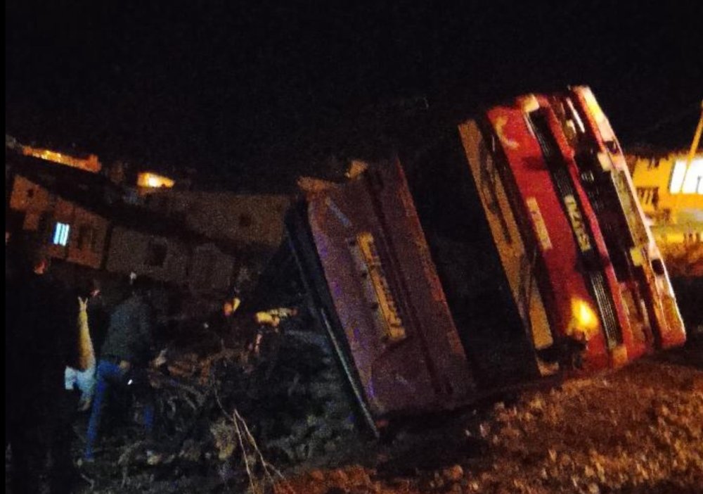 Yüksekova’da odun yüklü kamyonet devrildi