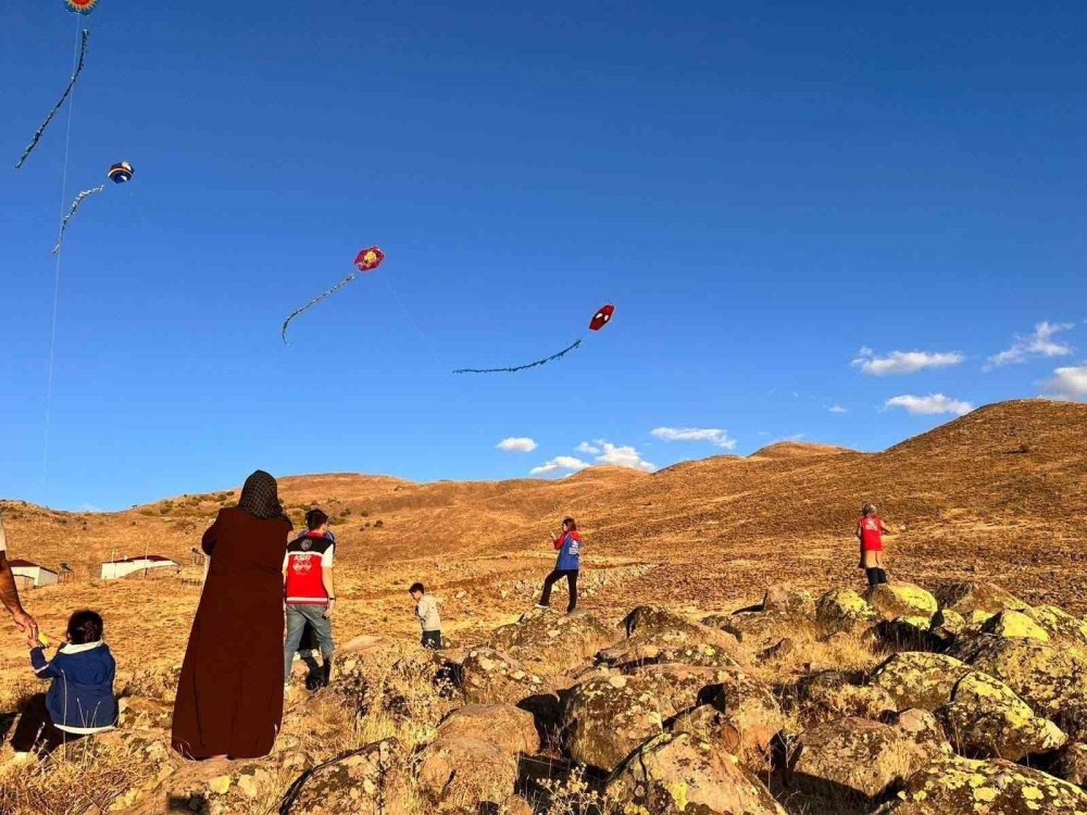 Vartolu çocuklar uçurtma etkinliğinde buluştu