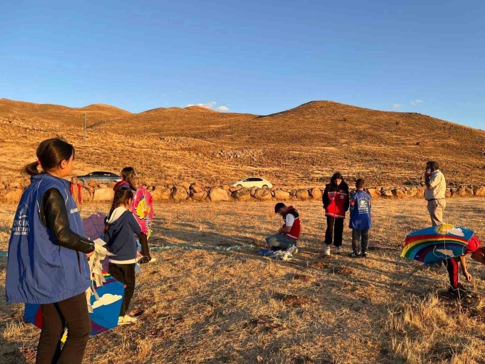 Vartolu çocuklar uçurtma etkinliğinde buluştu