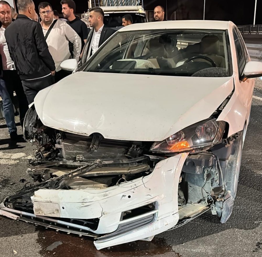 Yeniköprü'de Elazığspor oyuncularını taşıyan otobüs ile otomobil çarpıştı