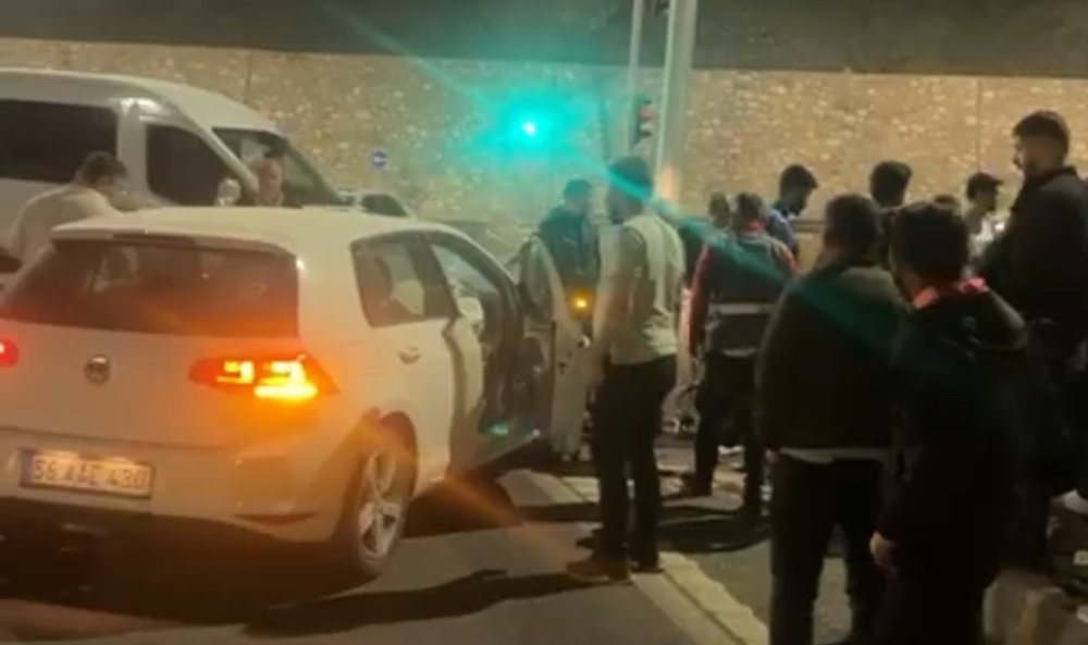 Yeniköprü'de Elazığspor oyuncularını taşıyan otobüs ile otomobil çarpıştı