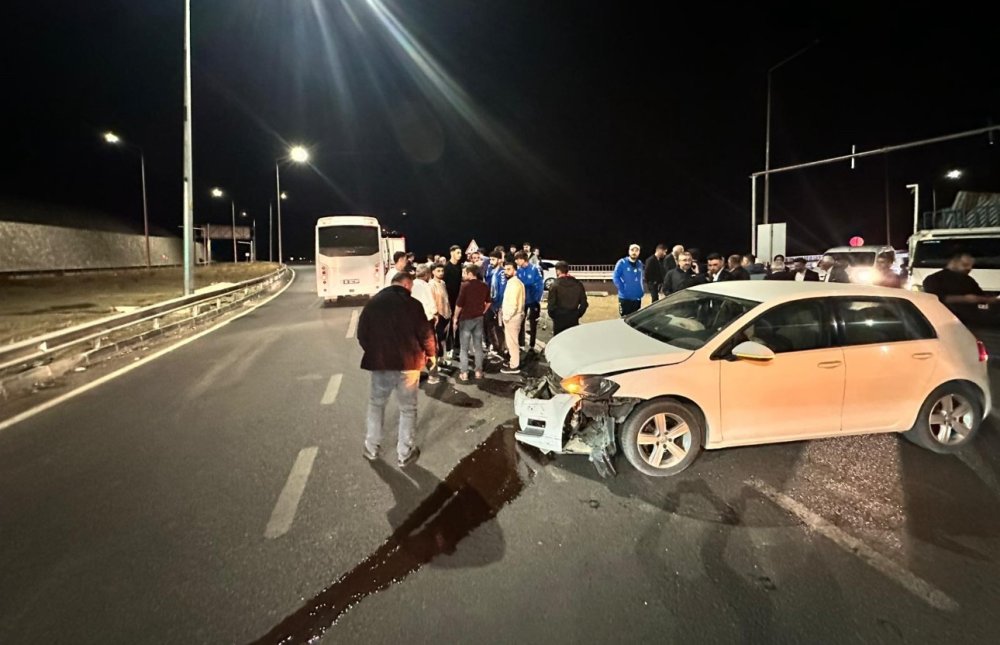 Yeniköprü'de Elazığspor oyuncularını taşıyan otobüs ile otomobil çarpıştı