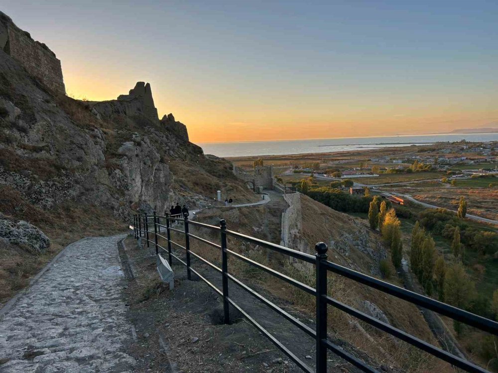 Van Kalesi’nin surlarına korkuluk yapıldı