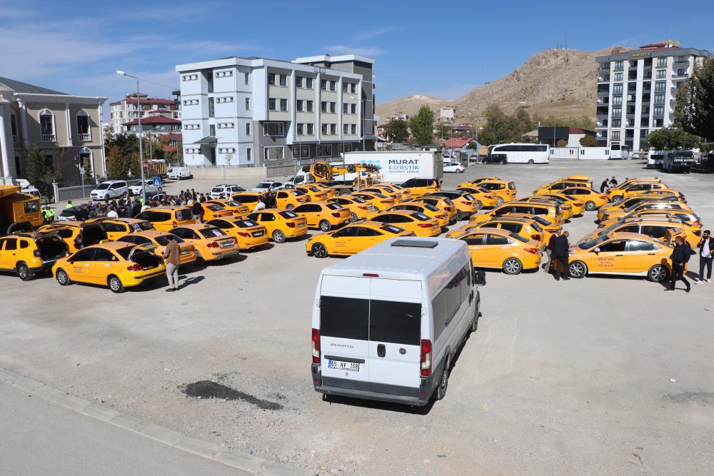 Van'da taksicilerden Rojin için kornalı eylem
