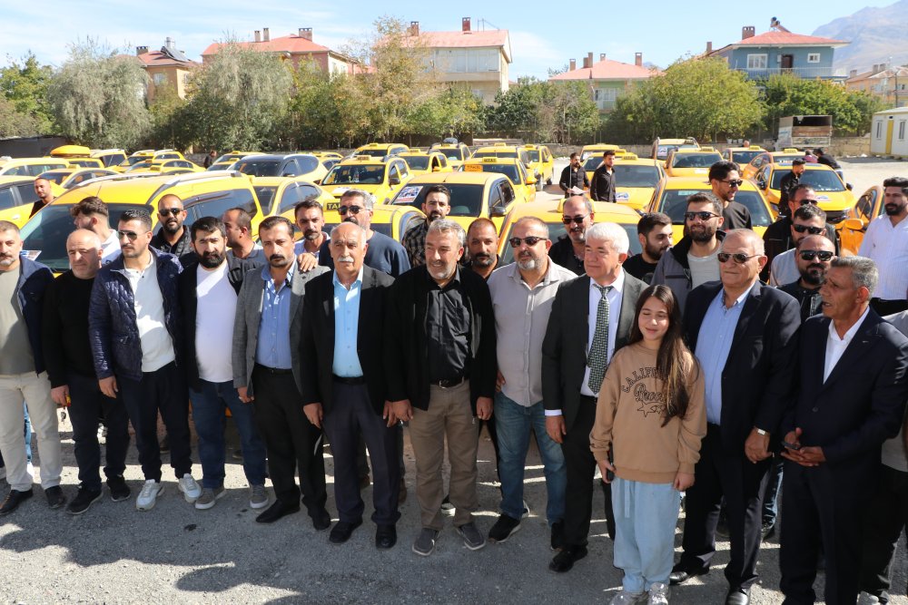 Van'da taksicilerden Rojin için kornalı eylem