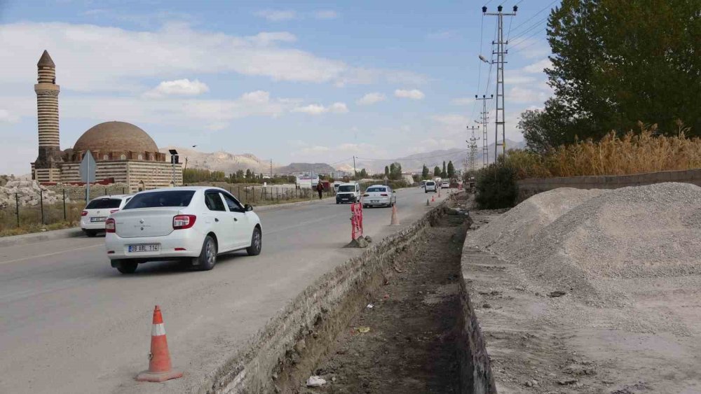 Van'da bozulan yollar iki aydır onarılmayı bekliyor