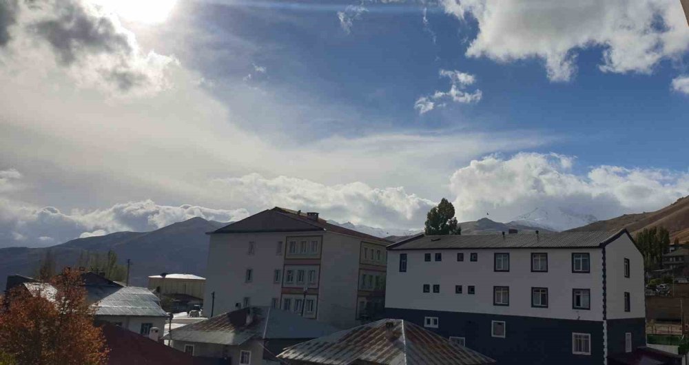 Başkale’nin yüksek kesimlerine kar yağdı