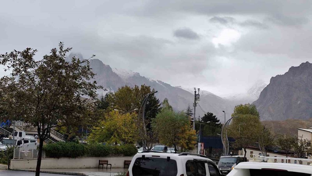 Hakkari ve Çukurca dağları beyaza büründü