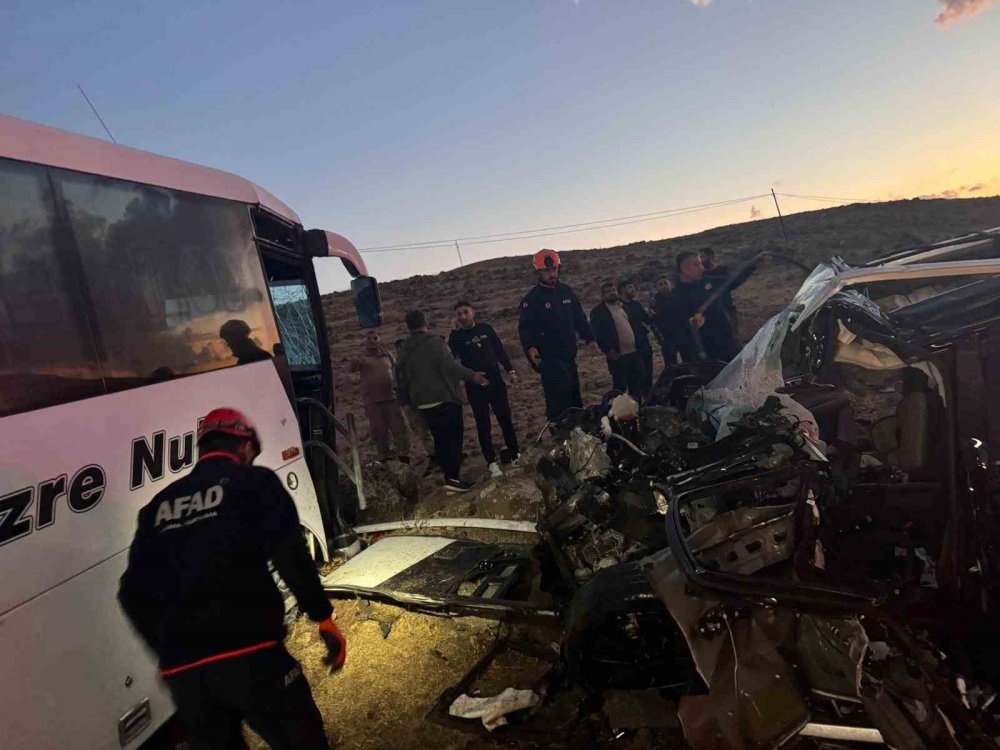 Şırnak’ta yolcu otobüsü ile otomobil çarpıştı: 1’i ağır 8 kişi yaralandı