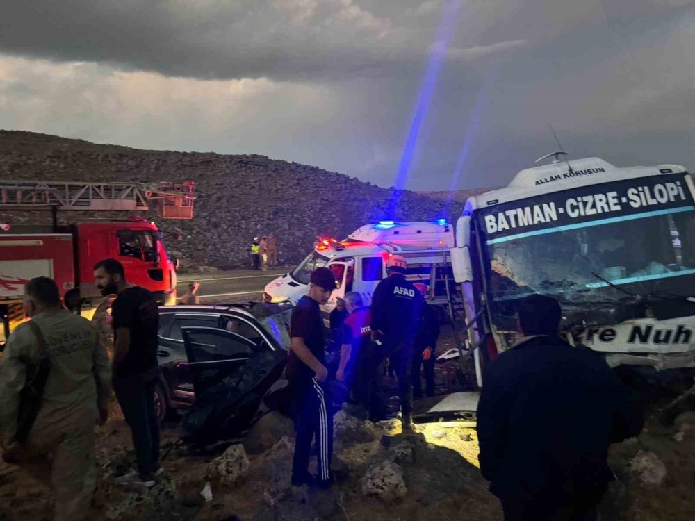 Şırnak’ta yolcu otobüsü ile otomobil çarpıştı: 1’i ağır 8 kişi yaralandı