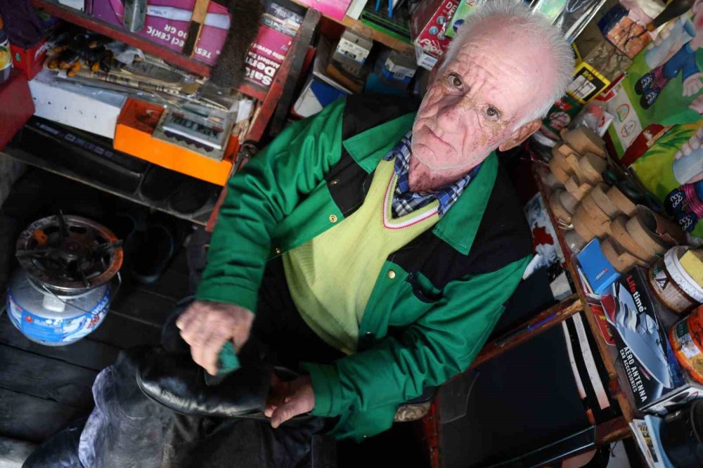 2 metrekarede 45 yıllık ayakkabı boyacılığı