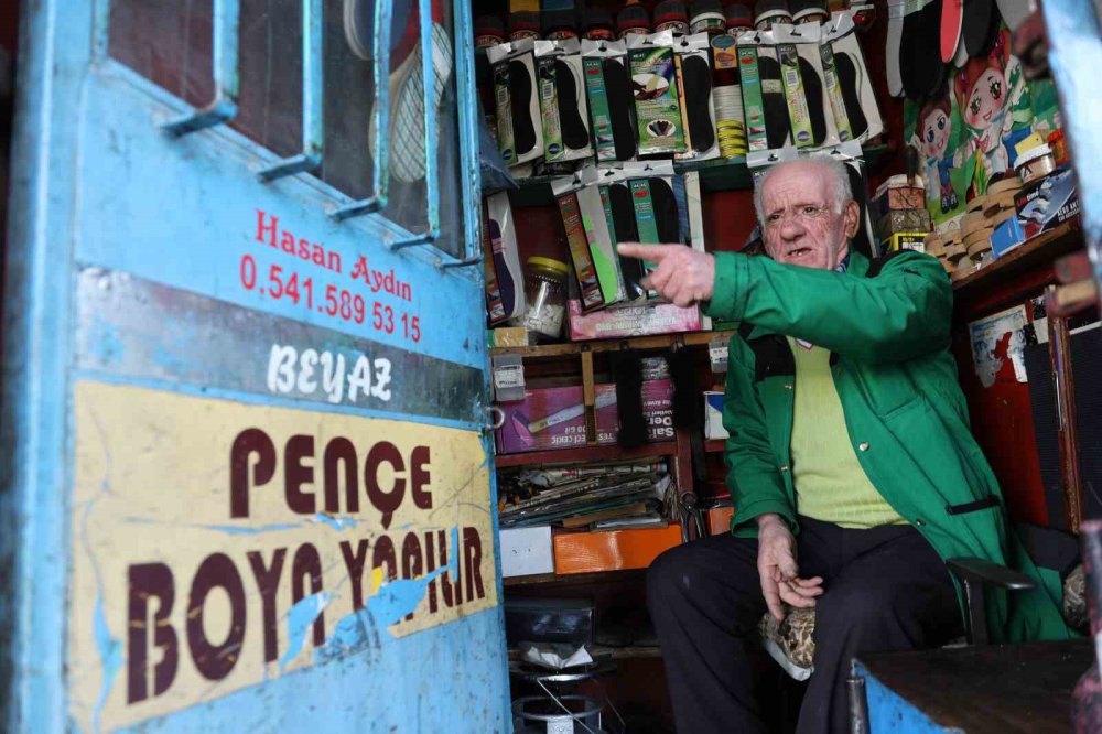 2 metrekarede 45 yıllık ayakkabı boyacılığı