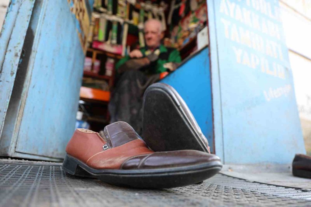 2 metrekarede 45 yıllık ayakkabı boyacılığı