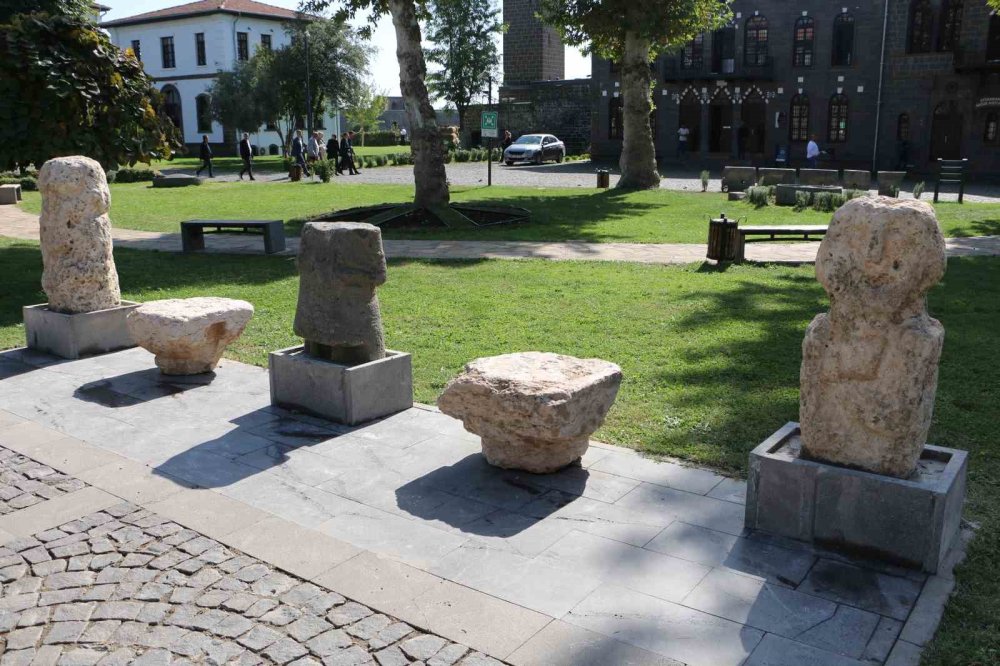 Tarihteki ilk kral Sargon’un iki heykeli Diyarbakır Müzesi’nde ziyarete açıldı